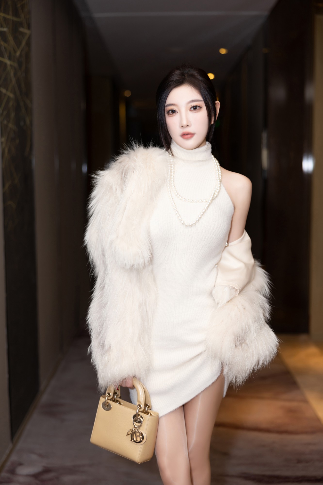 内购无水印 [XIAOYU语画界] VOL.1220 杨晨晨丝袜露肩连衣裙+花絮视频 [102P+1V-1954MB]